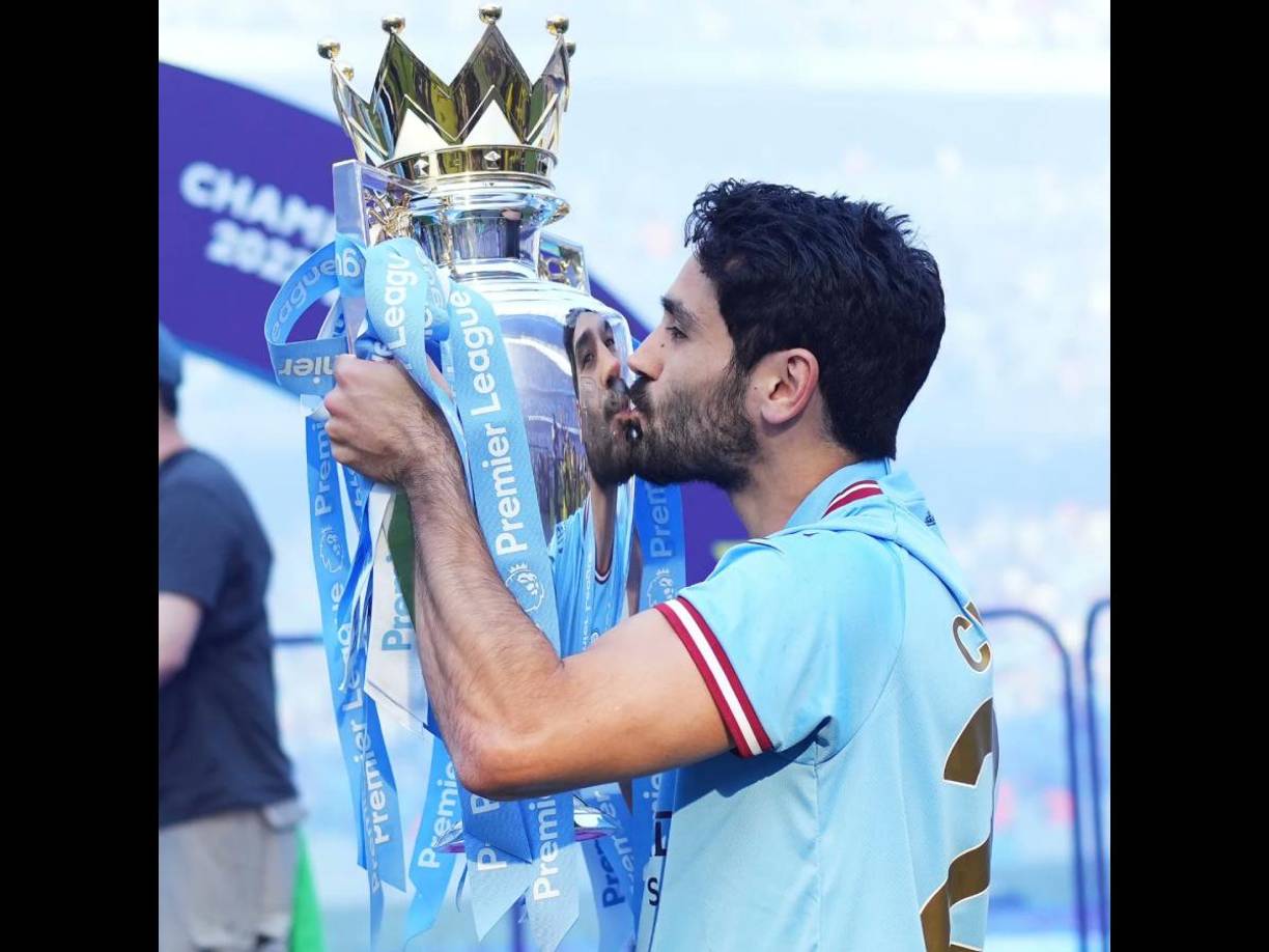 Ilkay Gündogan tiene tres propuestas sobre la mesa: la renovación por el Manchester City, la del FC Barcelona, que le asegura tres temporadas y el PSG que se mete a la pelea.