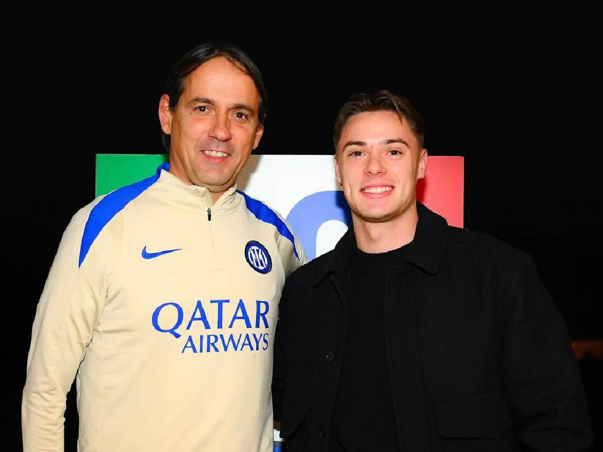 OFICIAL // El lateral polaco Nicola Zalewski se convirtió en nuevo jugador del Inter de Milán. Llega a préstamo desde la Roma por 600.000 euros.