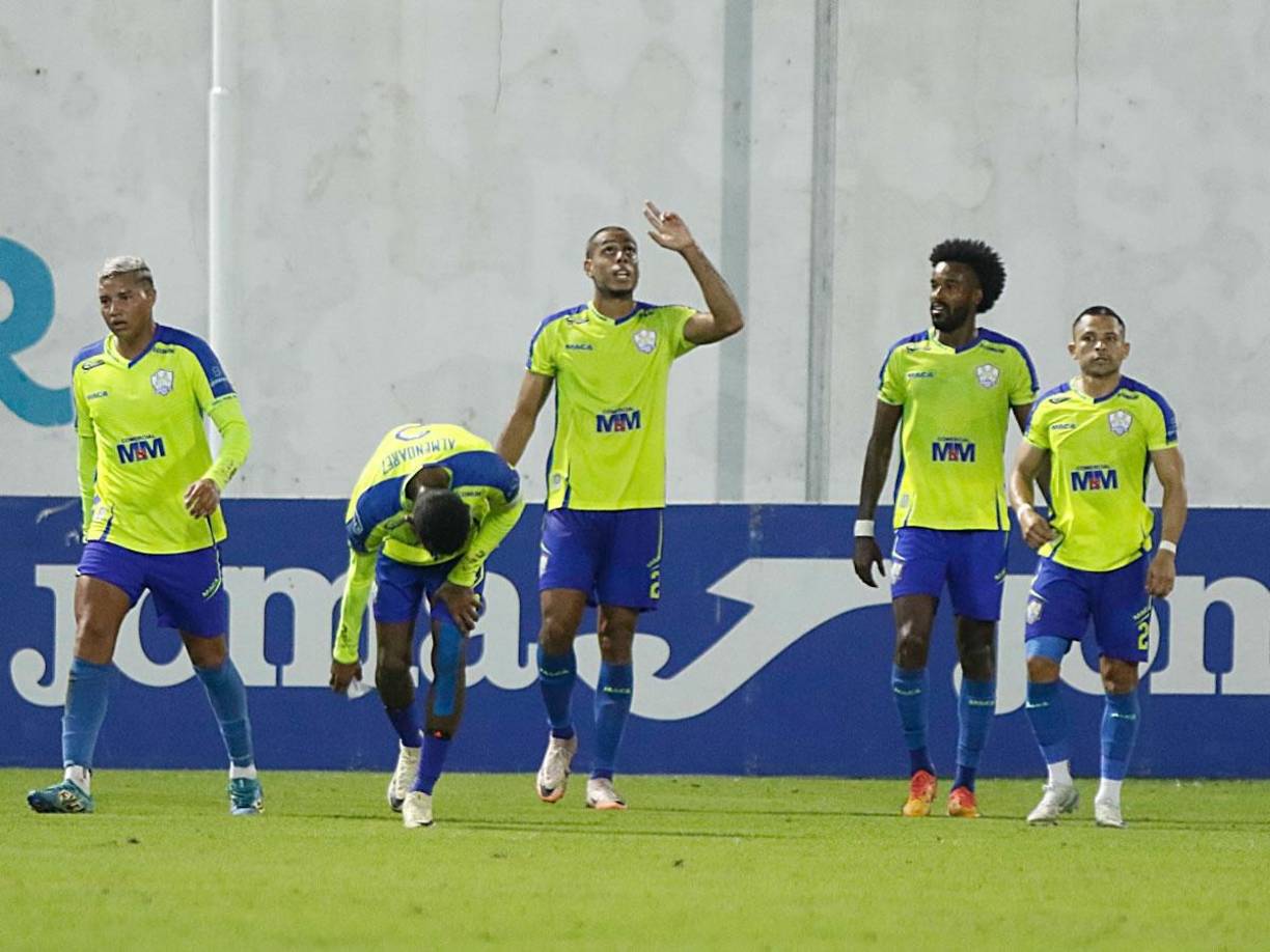 Eddie Hernández celebrando su gol que puso en ventaja a los Potros del Olancho FC.