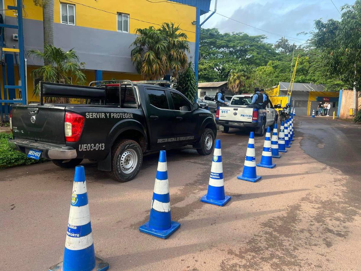 El automotor fue custodiado por decenas de agentes a bordo de patrullas, motorizadas y hasta en un helicóptero de la Policía Nacional. 