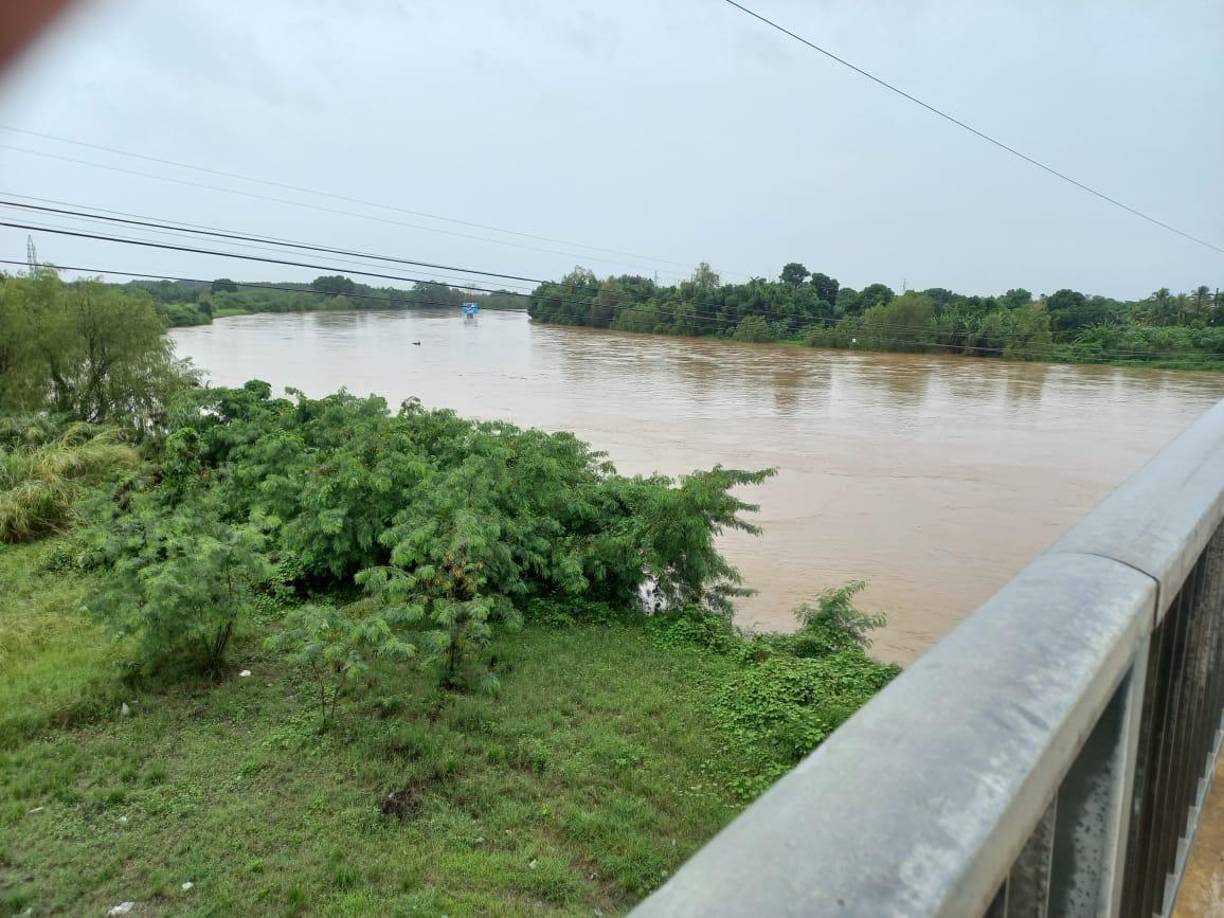 Las intermitentes lluvias producidas por la tormenta Sara han ocasionado un alarmante aumento de nivel en el caudal del afluente. 