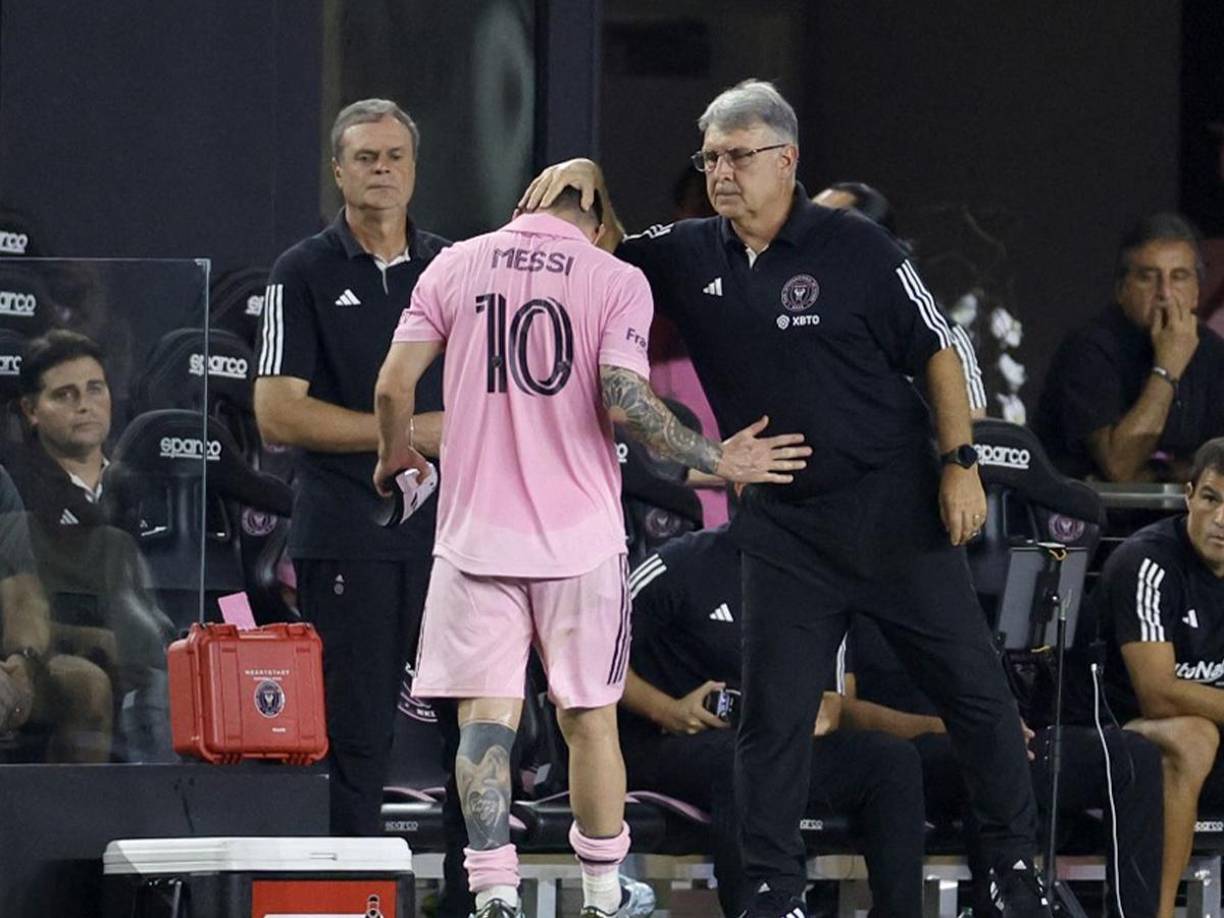 Tata Martino trató de consolar a un Messi que se marchó cabizbajo por la lesión. 