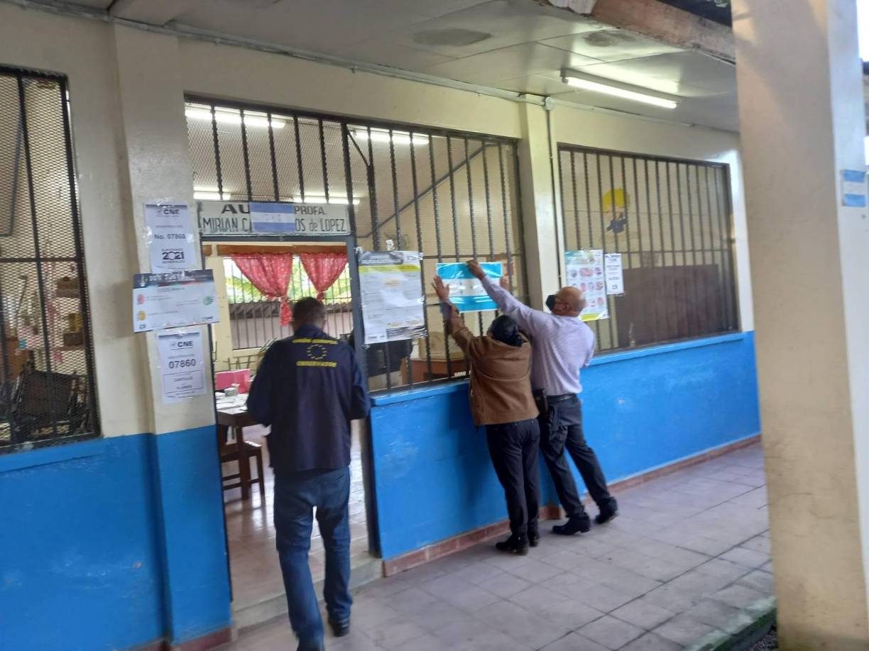 Otro de los representantes de la Misión de Observación Electoral de la Unión Europea en Honduras 2021 es captado ingresando a uno de los centros de votación en El Paraíso este domingo.
