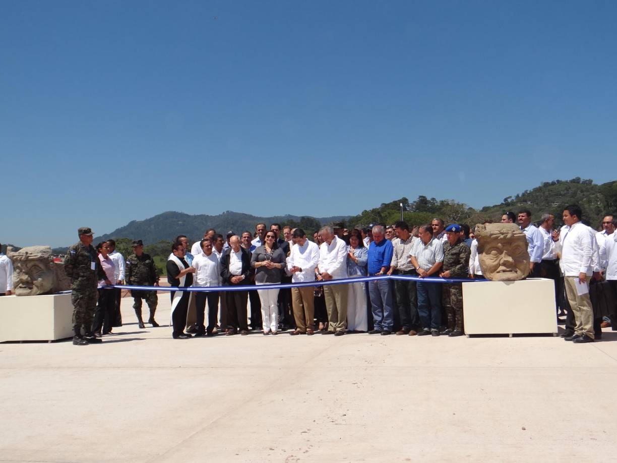 Los pobladores de la zona han calificado el aeródromo como un “monumento a la corrupción”, pues consideran que fue construido con grandes expectativas, pero ha caído en el abandono. La fotografía muestra la inauguración del aeródromo hace 8 años.