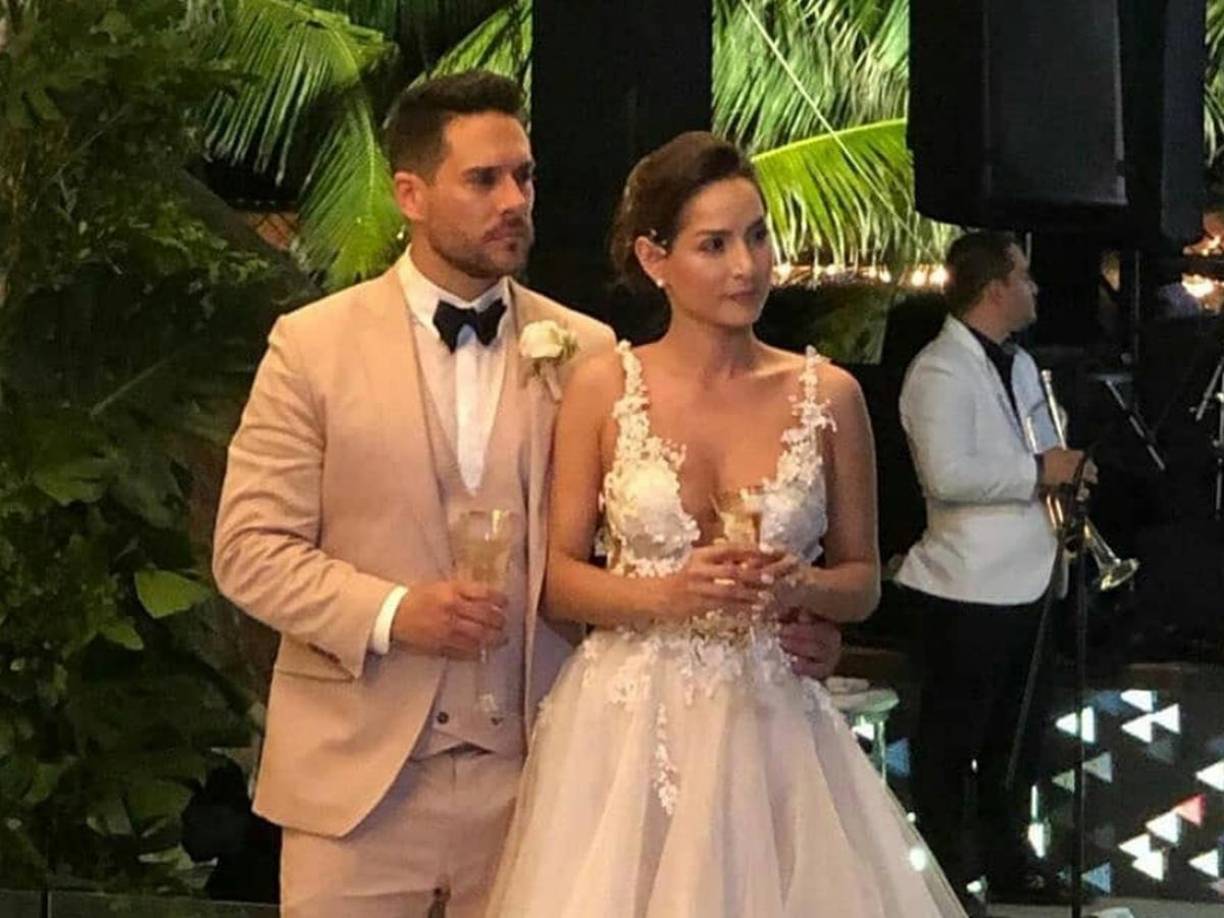 La pareja anunció su divorcio en julio tras dos años de matrimonio. Casi al paralelo, Telemundo anunció que Villalobos sería la conductora del programa. “Mi verdadera pasión es lo que hago, es lo que siempre ha sido una certeza en mi vida”, expuso.