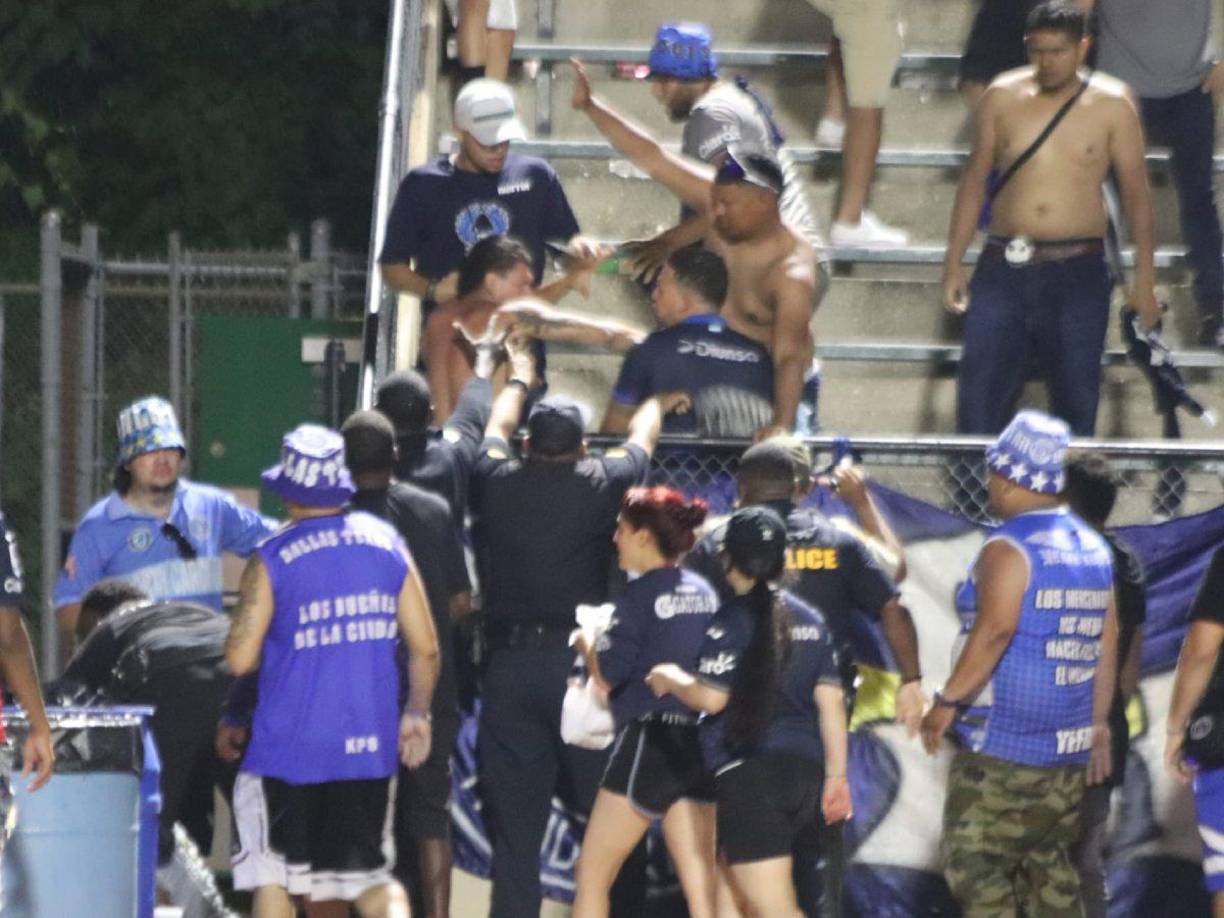 Sin embargo, un par de aficionados del Motagua se fueron a los golpes en pleno juego.