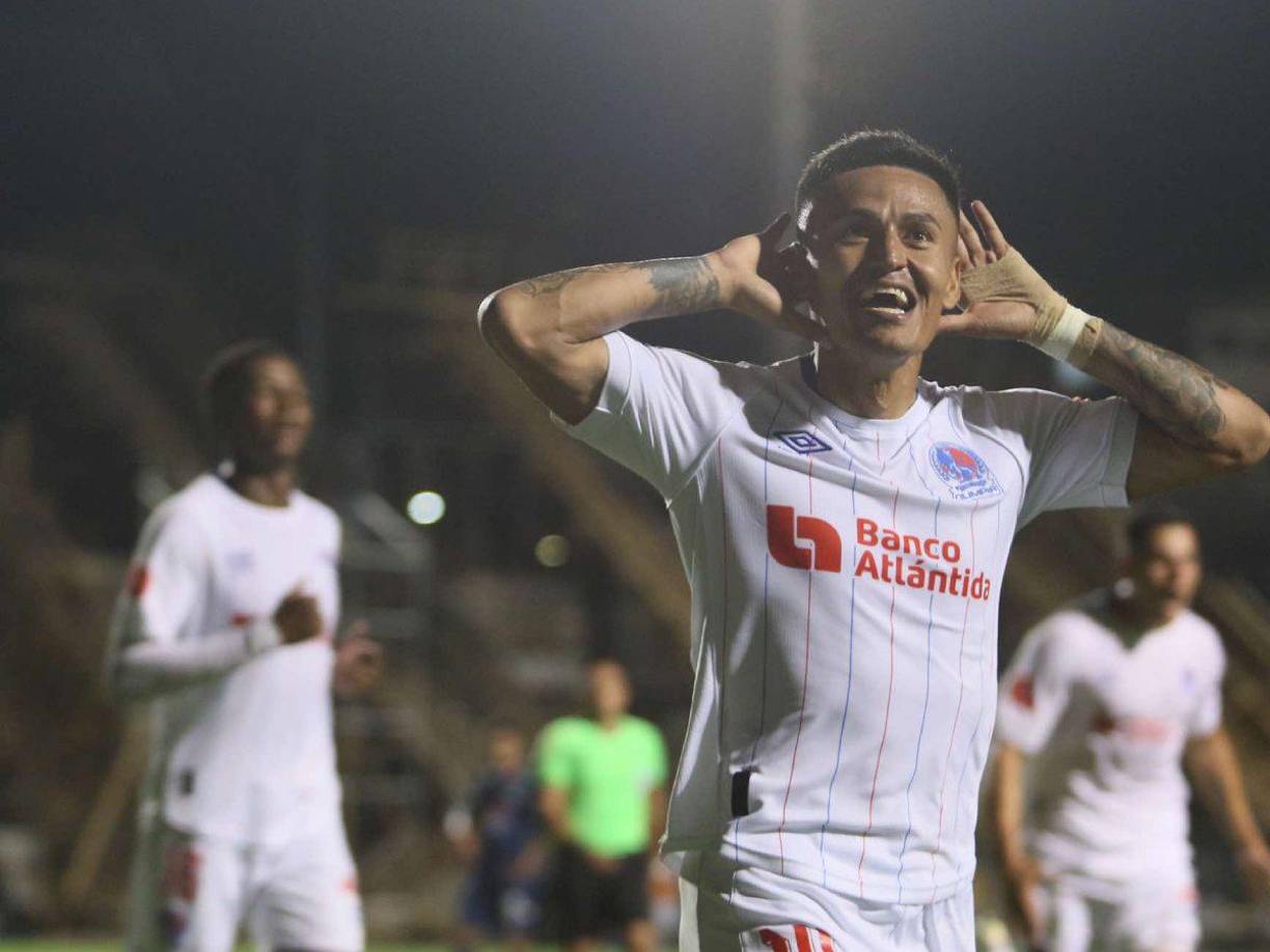 El festejo de Najar luego de marcarle al Motagua. 