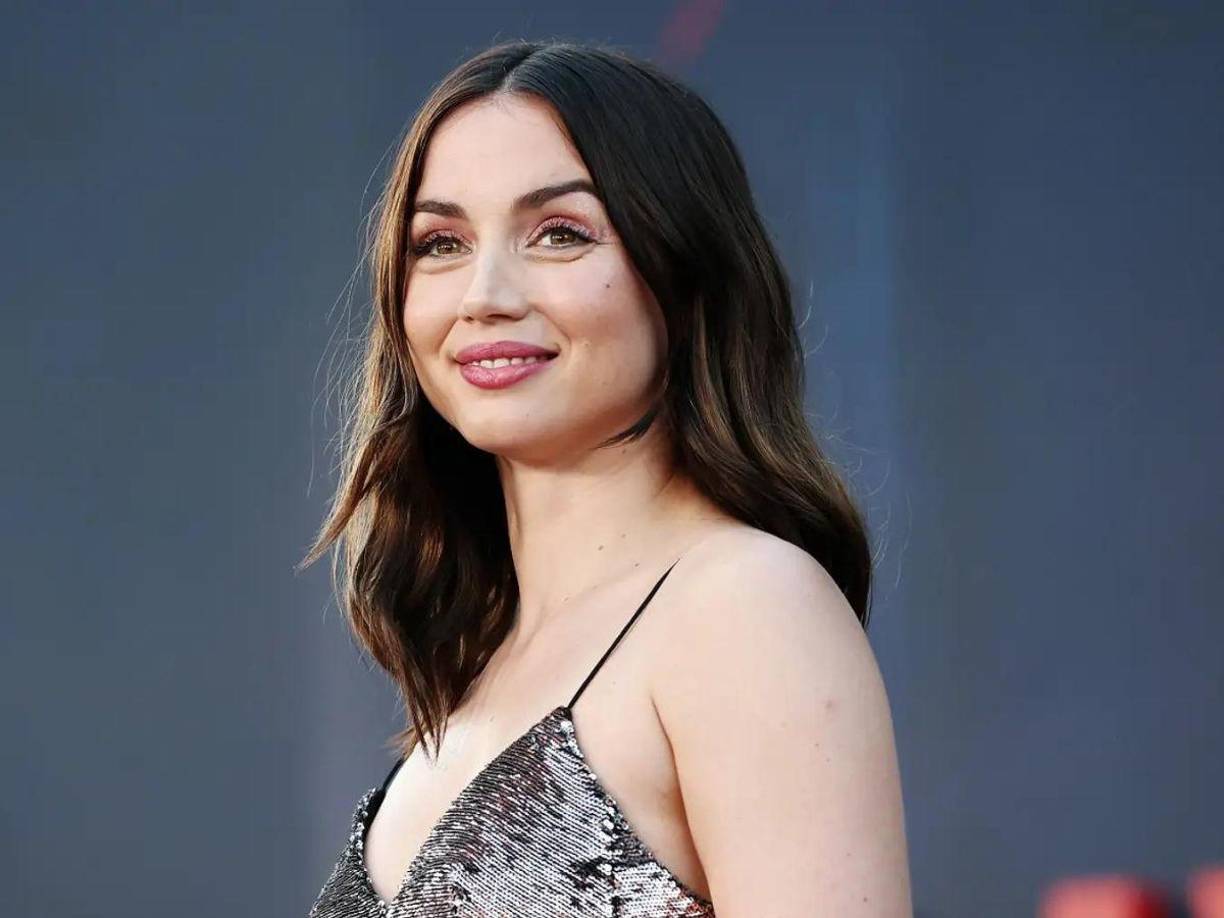 No obstante, detrás del éxito de la latina hay una historia de superación y un pasado de carencias en su natal Cuba, país que abandonó con unos cuantos billetes en el bolsillo y un puñado de sueños por hacer sus sueños realidad.