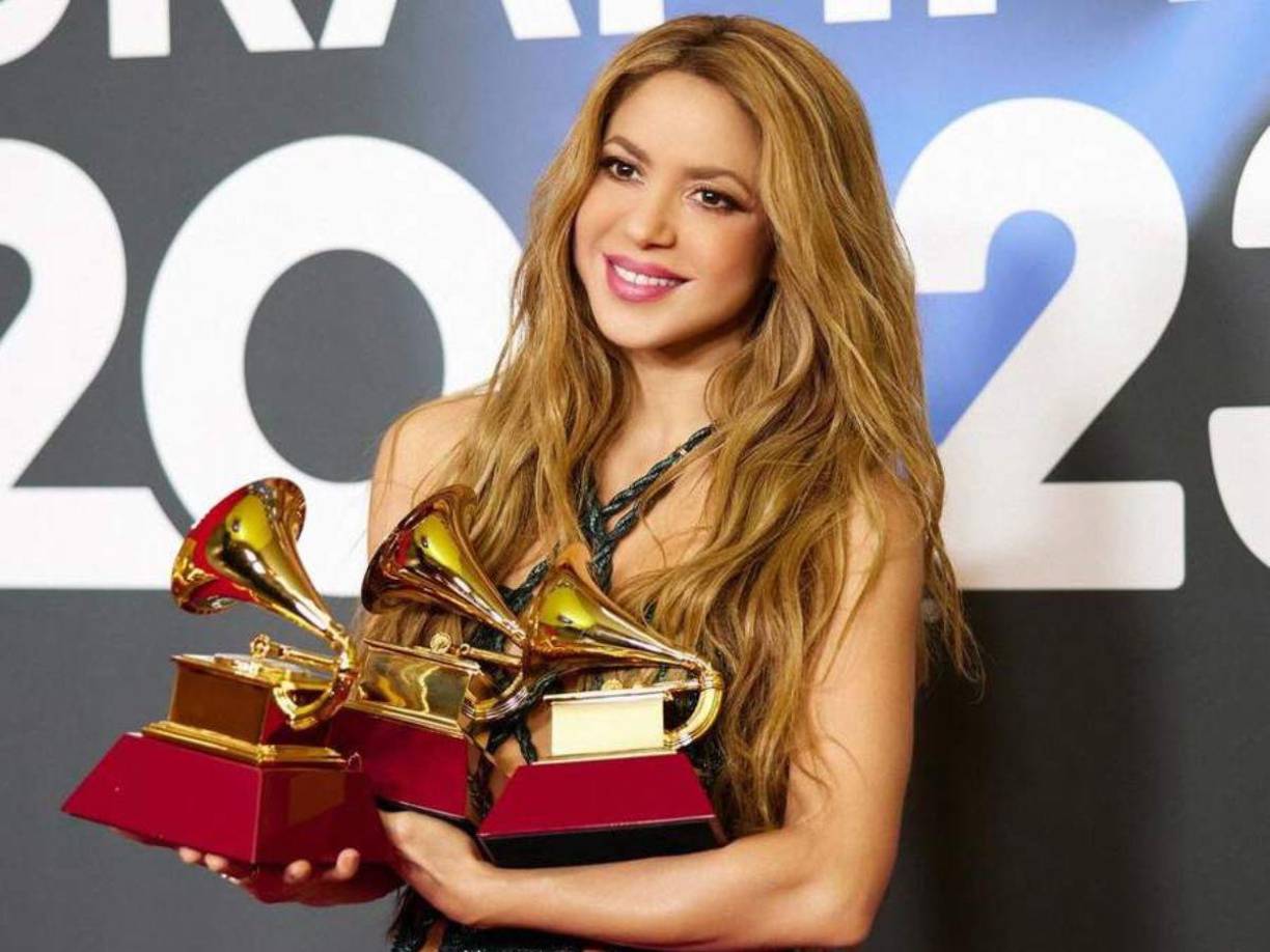 Shakira: Desde enero de este 2023, Shakira se posicionó en el ‘ojo del huracán’ y en la cima del éxico al lanzar Music Session #53, la cual generó gran expectativa y se convirtió en la más popular instantáneamente, alcanzando el número uno en las listas de éxitos en varios países. Lo que más llamó la atención fueron las indirectas que tuvo la canción hacia su expareja Gerard Piqué y Clara Chía.