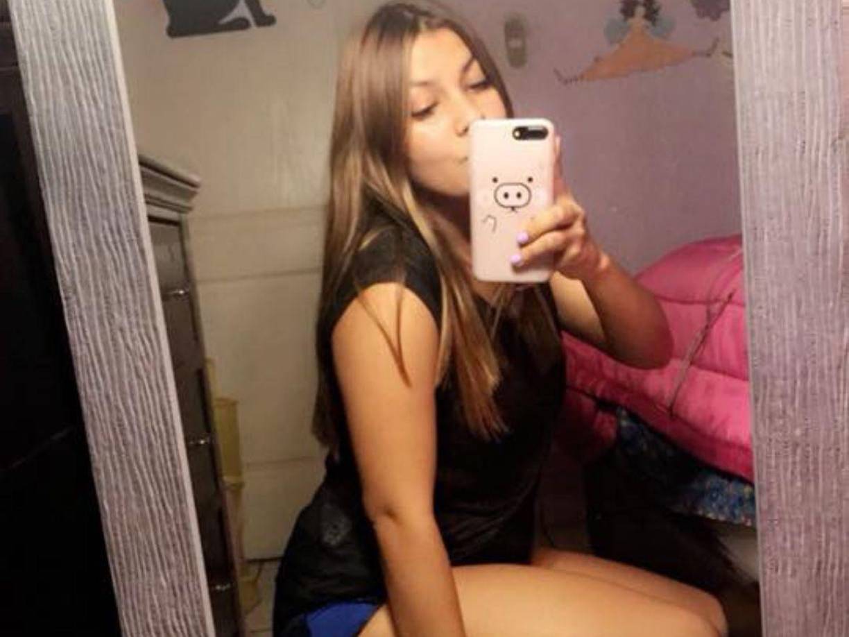 La padres de la joven, quien antes de desaparecer era muy activa en redes sociales, aún creen que su hija continúa con vida. 