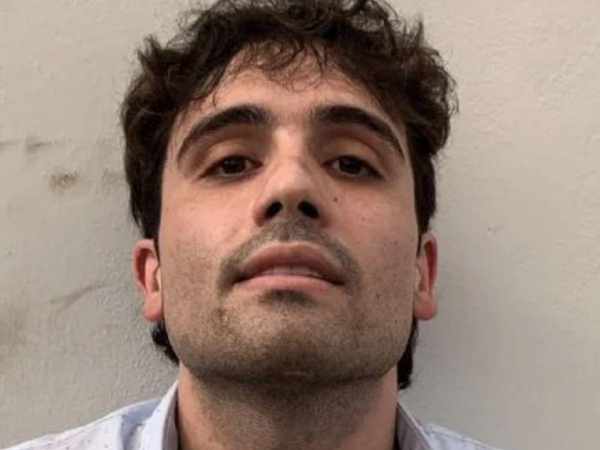 Ovidio Guzmán, el hijo del capo mexicano Joaquín ‘El Chapo’ Guzmán, fue extraditado a Estados Unidos desde México para enfrentar cargos de tráfico de drogas, de acuerdo con diversos medios. 