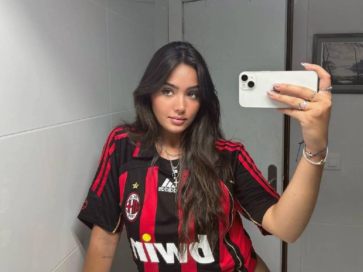 En sus redes sociales comparte su amor por esta temática, además del fútbol y su presencia en los estadios.