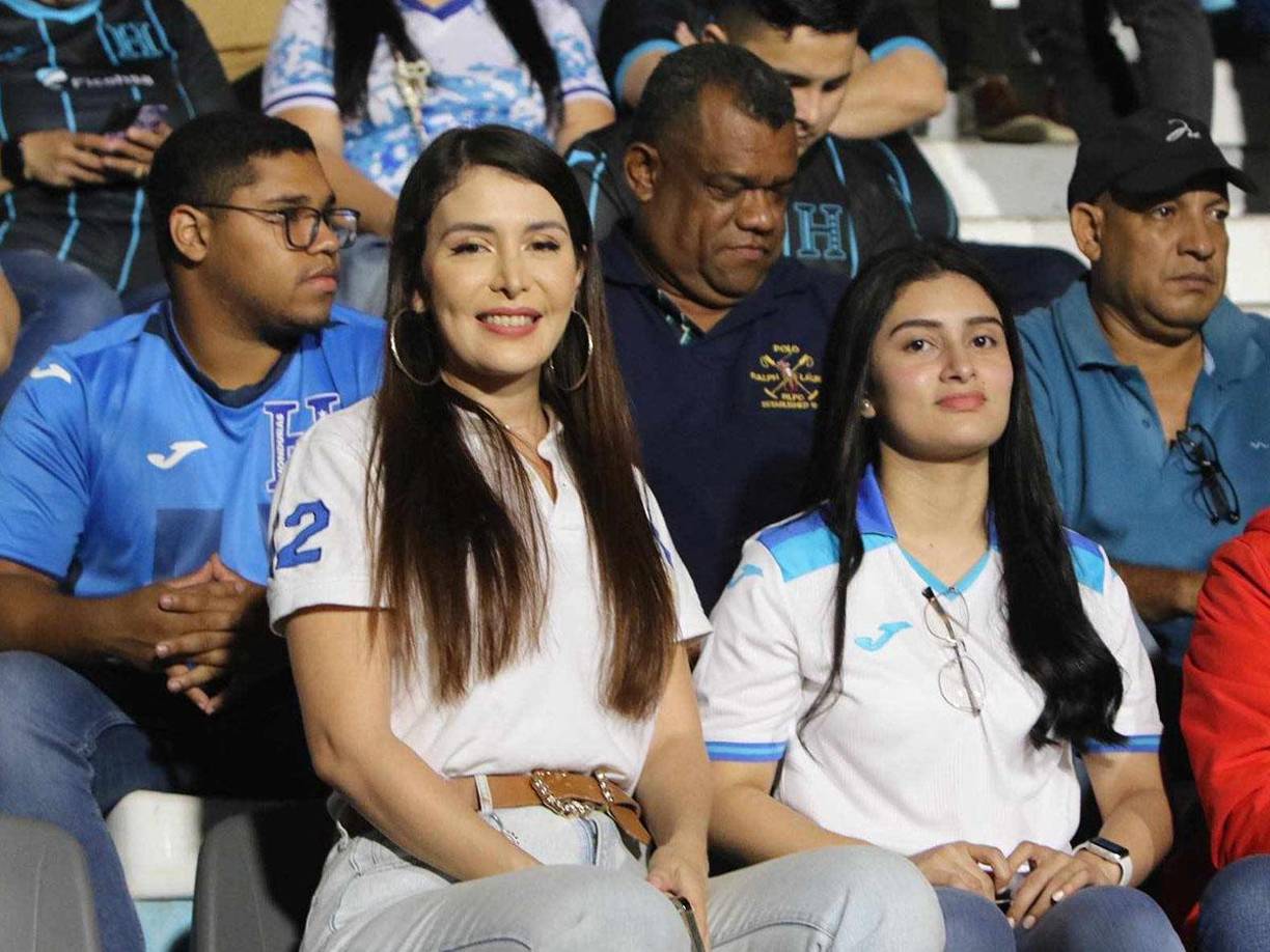 Iroshka Lindaly Elvir , esposa de Salvador Nasralla, llegó al sector de silla junto a una amiga. 