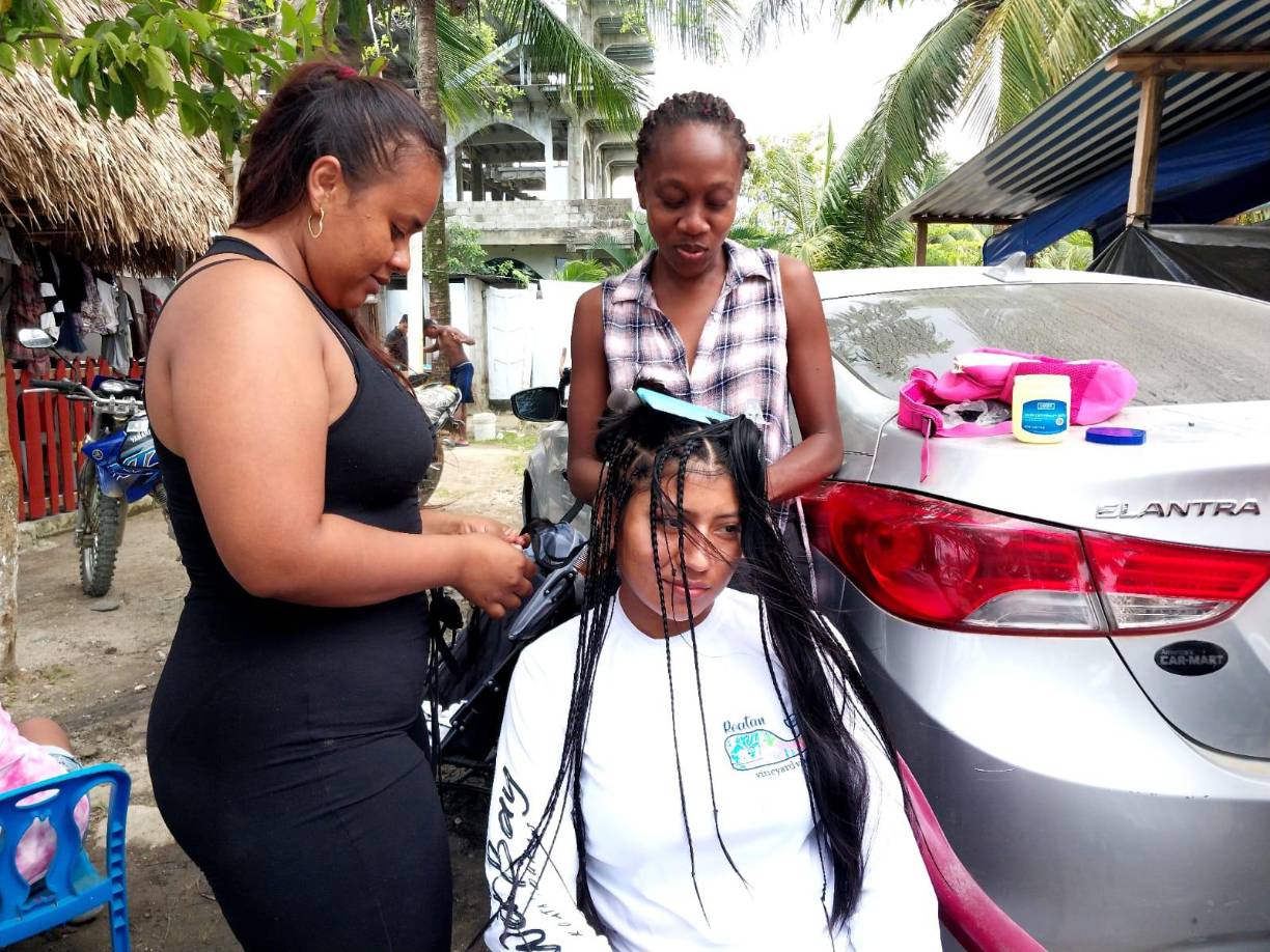 Guatemaltecos encantados con las playas de Masca, Omoa