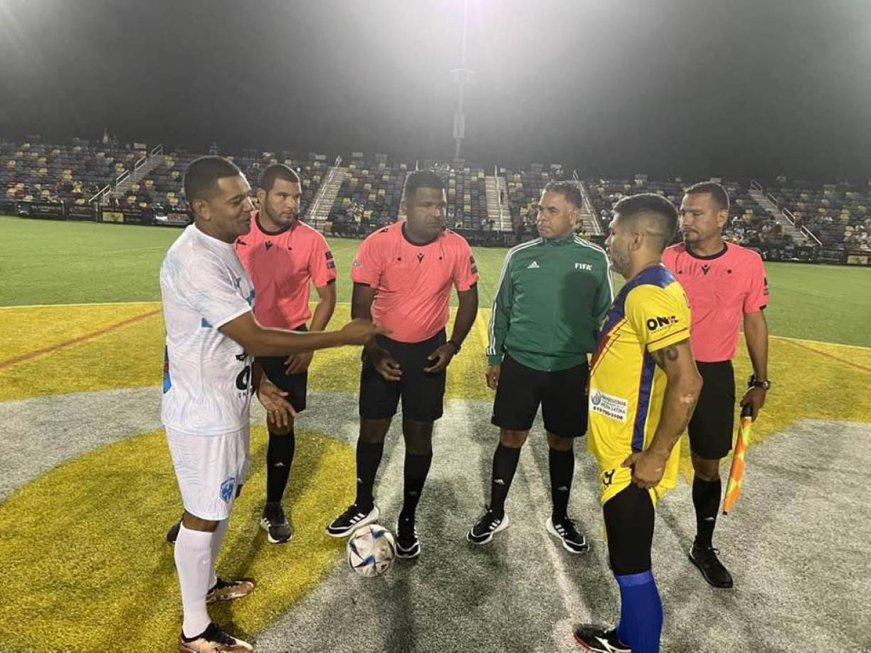 Amado Guevara fue el capitán de las leyendas de Honduras, mientras que por el América fue Reinaldo Navia.