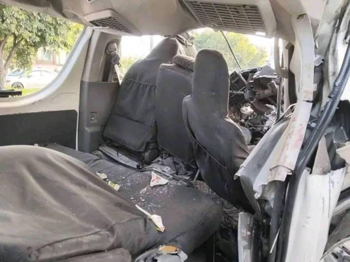 Testigos en el lugar señalaron que la rastra estaba detenida y sin las debidas señalizaciones, lo que dificultó que el conductor del busito, Edwin Rodríguez, pudiera evitar la colisión.