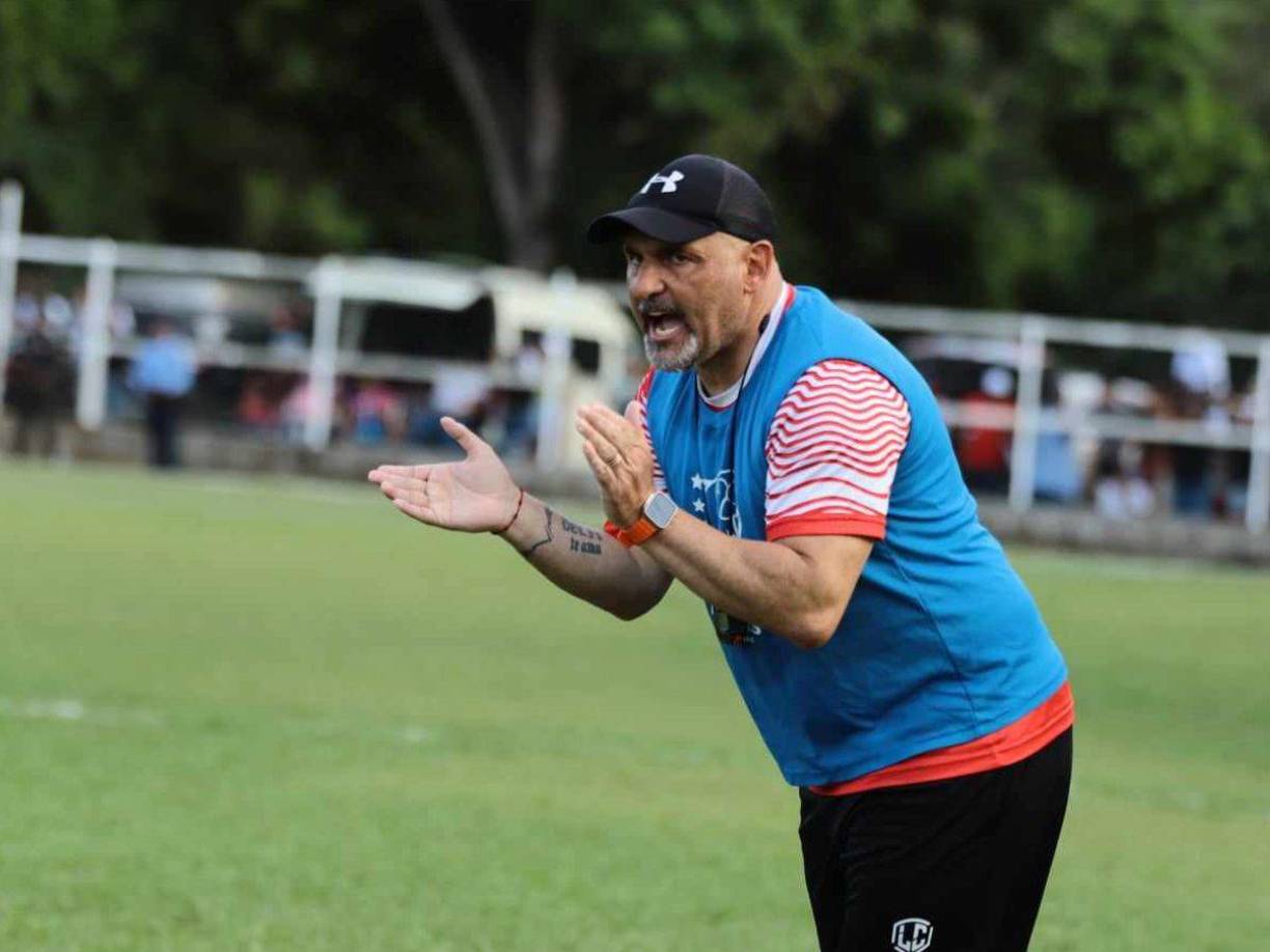 ”Tato” García le dio instrucciones a los jugadores del Vida.