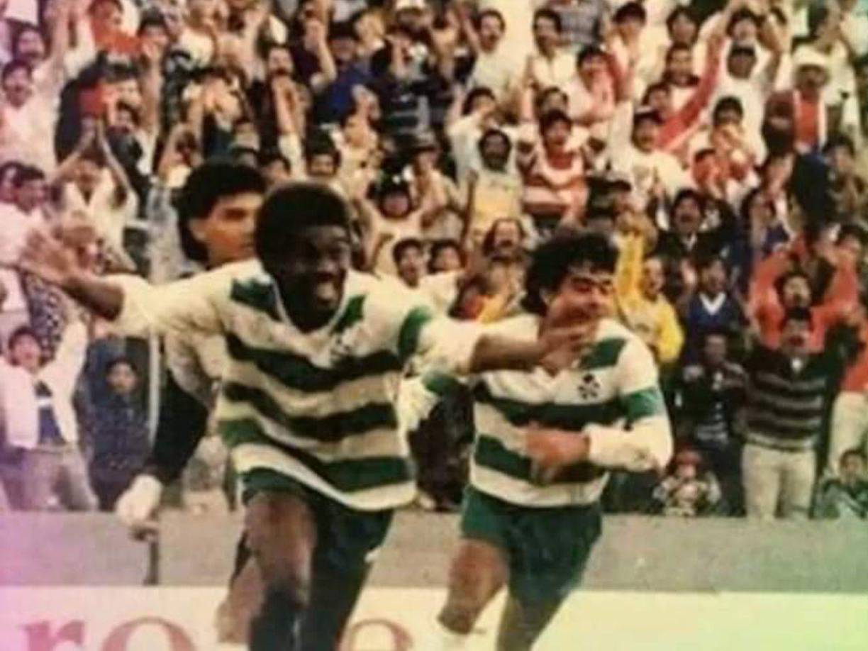 Dolmo Flores es recordado con mucho cariño en Santos Laguna ya que marcó goles importantes. Hoy, el catracho está de regreso en México.