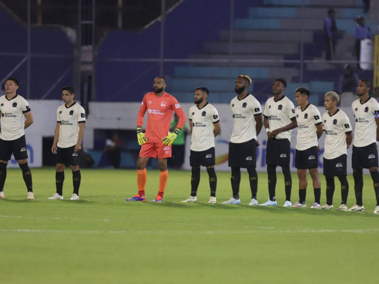Olimpia utilizó por primera vez la camiseta color crema que ha generado diversos comentarios. 