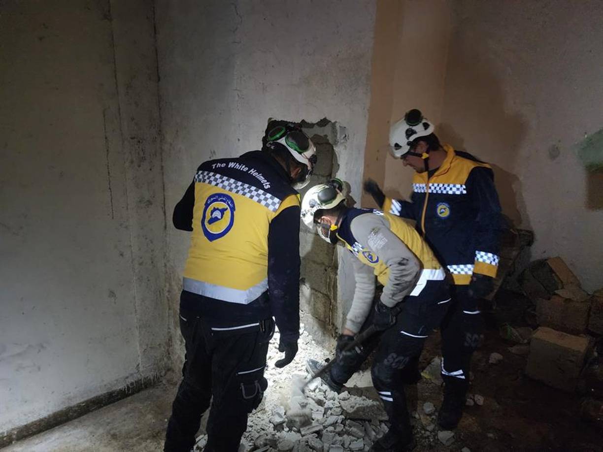 La Defensa Civil siria, conocida como los cascos blancos, llegó el lunes a esta prisión, que era gestionada por la Policía Militar siria y conocida por el uso de la tortura contra miles de presos, para rescatar a detenidos en posibles celdas subterráneas ocultas.