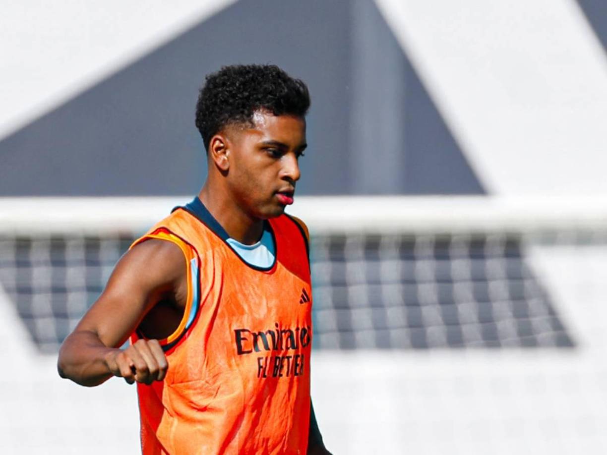 El interés de los equipos de la Premier League por Rodrygo Goes no cesa, y esta vez esel Manchester City el que está decidido a hacerse con el talentoso delantero brasileño del Real Madrid. Después de intentos previos de otros clubes como el Liverpool, el equipo dirigido por Pep Guardiola está listo para poner sobre la mesa una oferta millonaria que podría poner en duda la permanencia de Rodrygo en el Bernabéu.