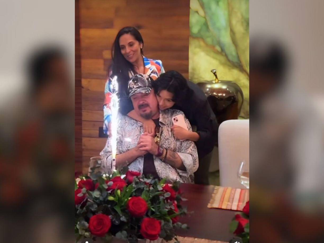 Uno de los videos que más interacciones sumó es aquel donde Aneliz, su esposa, Ángela y Aneliz Aguilar, sus hijas, le cantan las mañanitas, demostrando que no existe ningún tipo de problema entre ellos. Los fans le desearon un feliz cumpleaños y se alegraron al ver a la familia Aguilar tan unida.