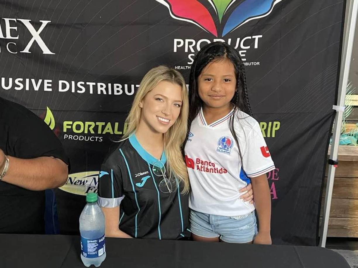 La presencia de la ex Miss Honduras Universo 2022, Rebeca Rodríguez, engalanó el evento con su belleza.