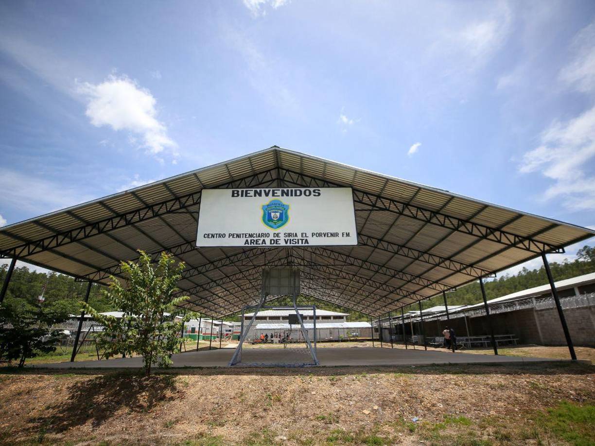 En esta mega galera, construida en 13 días por la Policía Militar, los privados de libertad reciben sus visitas.