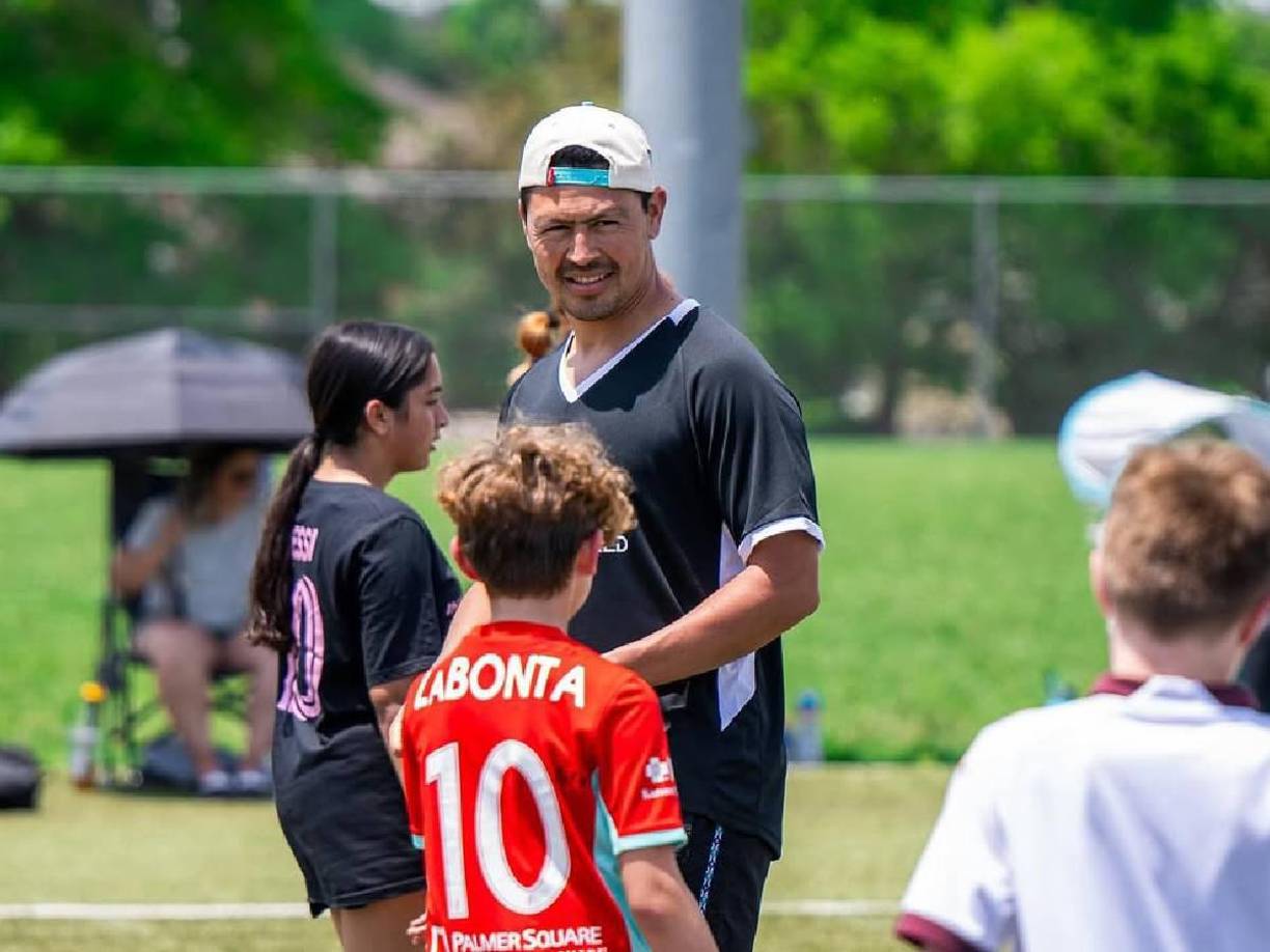 Se ha convertido en un instructor de fútbol y ha desarrollado varias clínicas de entrenamiento.