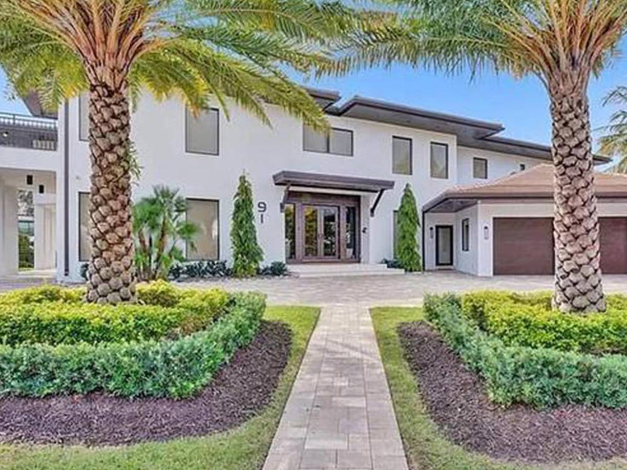 La nueva casa de Leo Messi cuenta con 0,4 acres, dos muelles, una piscina frente al mar, gimnasia, spa y tiene una cocina de diseño italiano. 