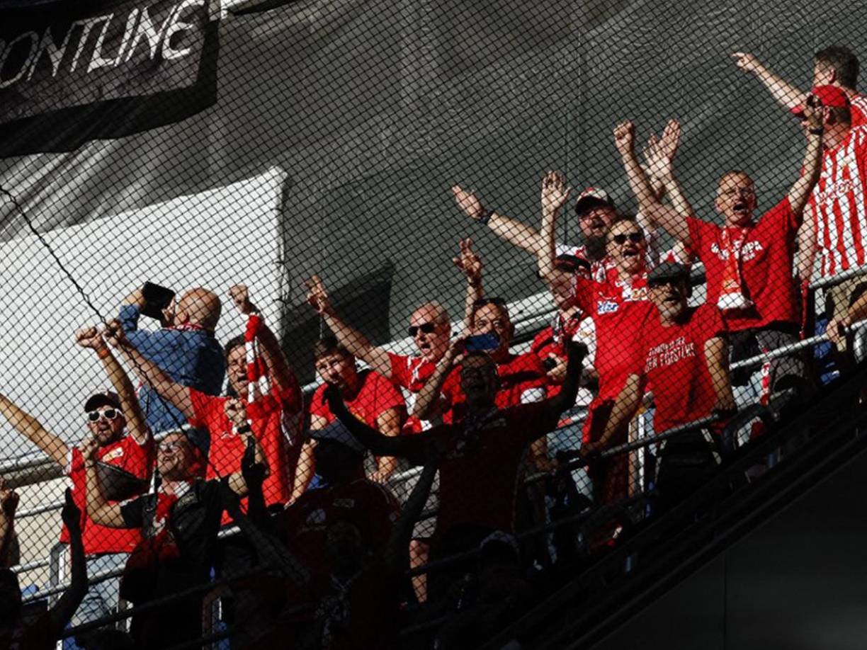 Aficionados alemanes del Unión Berlín llegaron al Santiago Bernabéu.