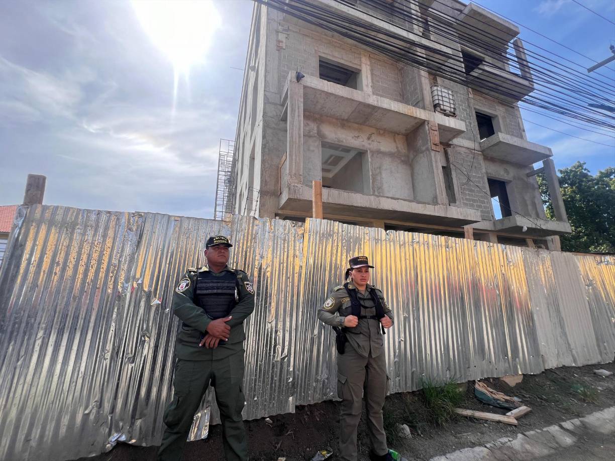 El Director de Justicia Municipal, Ronald Valerio, explicó que realizaron inspecciones en el lugar y verificaron que la obra no contaba con el permiso de construcción para un edificio, por lo que procedieron a instalar rótulos de “Obra Ilegal”, y que fueron retirados de manera arbitraria.