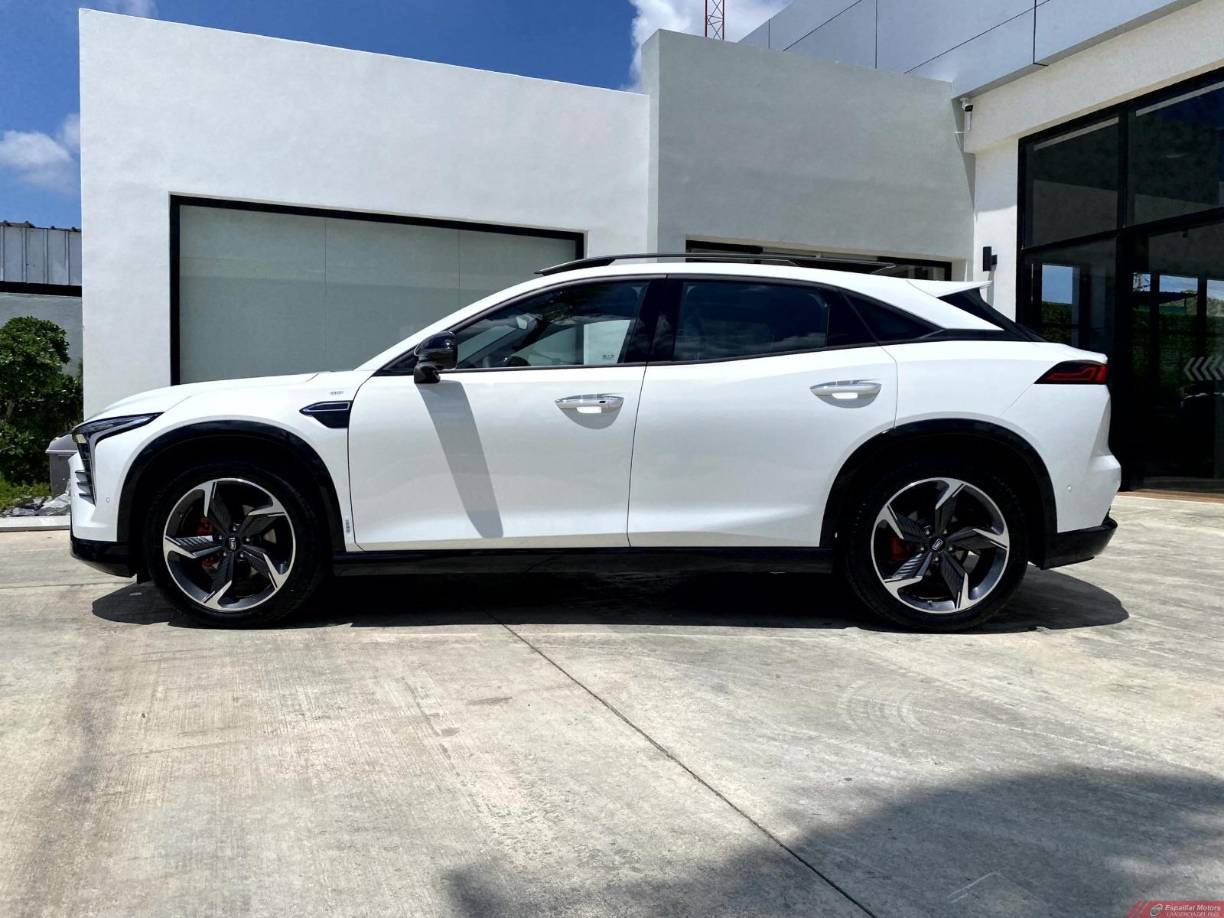 ¿Y qué es un sedán? Un sedán es un tipo de automóvil de pasajeros con cuatro puertas, un maletero separado de los pasajeros y una carrocería de tres cajas: el motor, el área para los pasajeros y el maletero. 