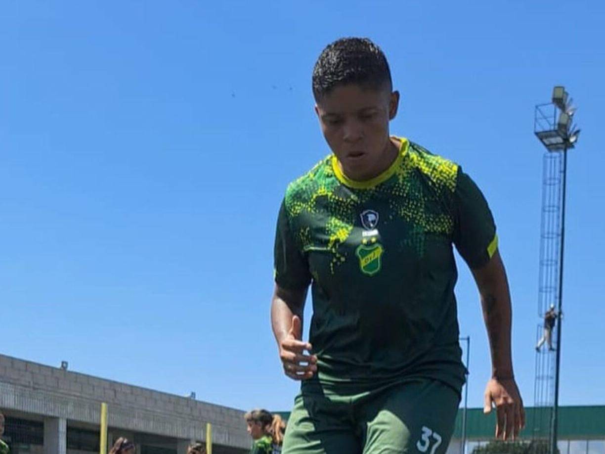 Agustina es una futbolista del equipo femenino profesional de Estudiantes, además, es directora técnica con licencia Pro.