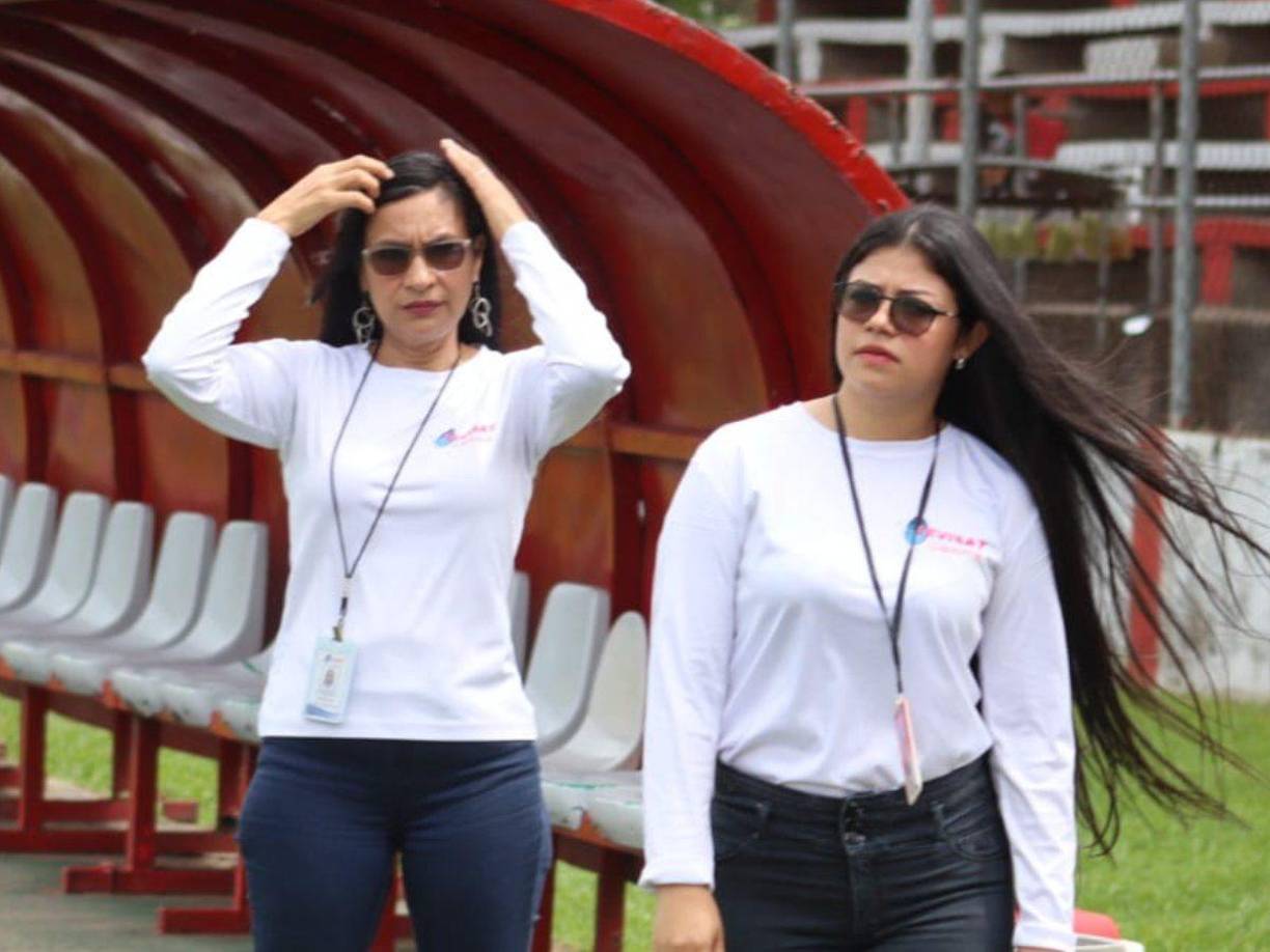 Dos hermosas jóvenes que llegaron desde muy temprano al estadio Francisco Martínez de Tocoa.
