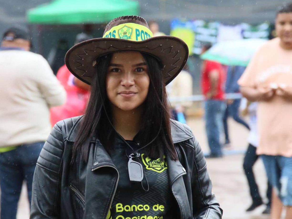 Una hermosa chica olanchana que cautivó en el estadio Juan Ramón Brevé. 