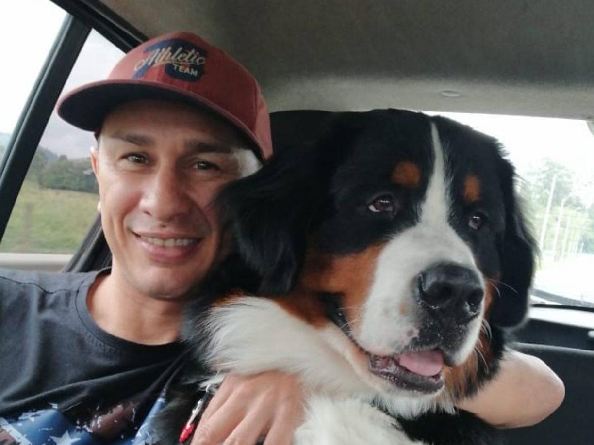 En primera instancia se comentó que Pérez sacó a pasear su perro en la noche del jueves, fue abordado por una persona, quien quería robarle su cadena de oro y en ese momento procedió a agredirlo con un arma blanca en el cuello.