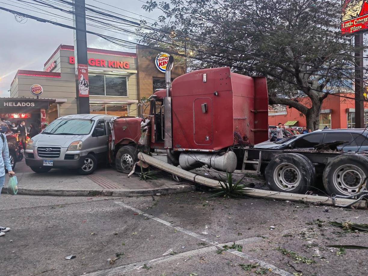 El accidente se registró en el carril que conduce de Emisoras Unidas al anillo periférico.