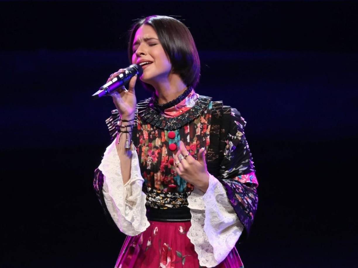 “Yo creo que hay muchas veces que las palabras sobran, pero lo único que puedo decir es que estoy verdaderamente agradecida con mi familia, con mi marido, con mis amigos, con todas las mujeres que abrieron camino para que yo estuviera aquí esta noche”, agregó. “Yo solamente quería ser cantante y gracias a ustedes lo estoy logrando. Como diría mi abuela Flor Silvestre, gracias a la vida que me ha dado tanto”. 