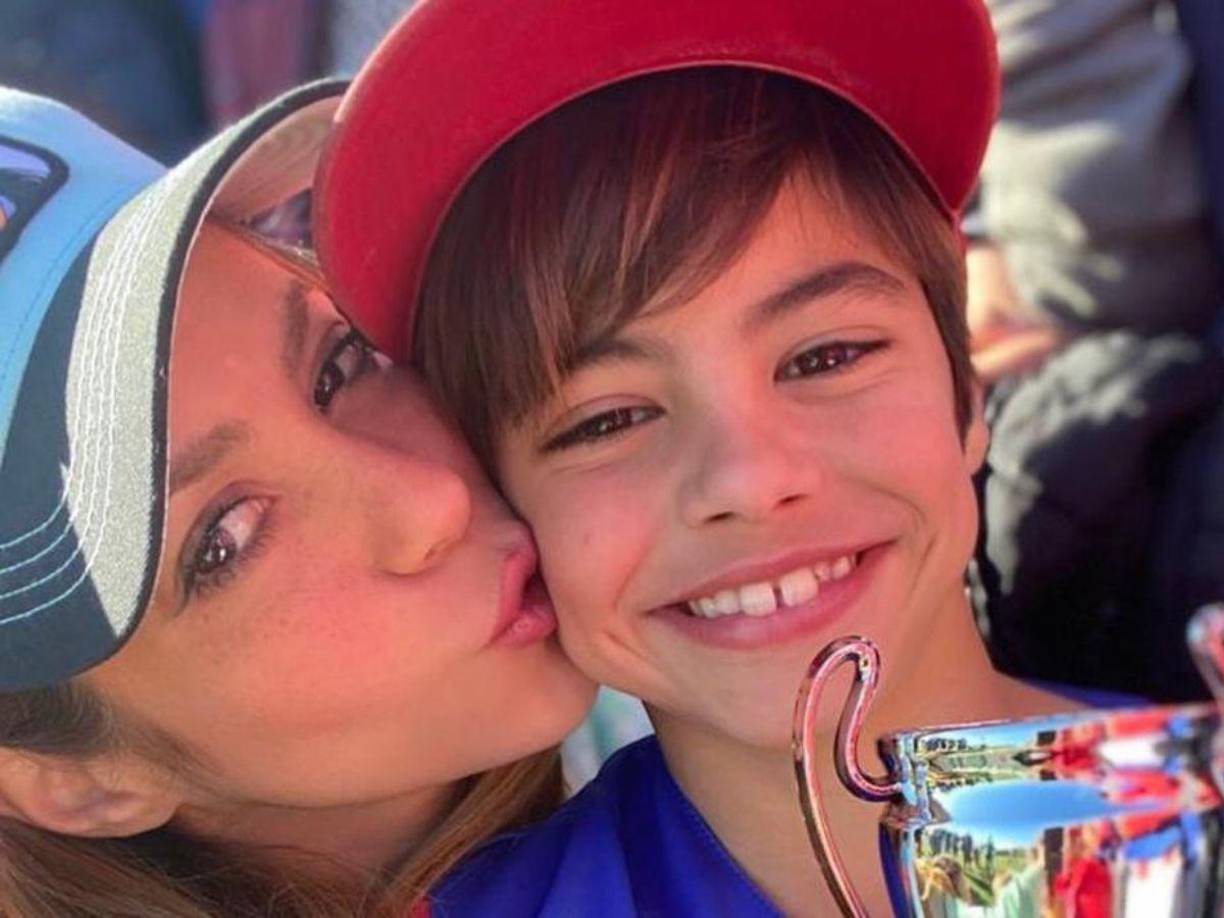 Pero esta información se habría destapado en un live de Shakira con su hijo Milan —video que no existe en internet, o no se ha encontrado— donde Milan asegura que su papá ayudó a Clara Chía a mantener esta información secreta solamente entre ellos.