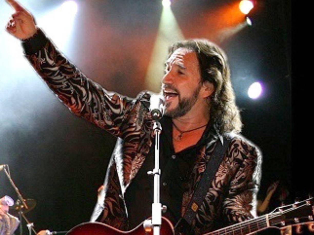 En la demanda también señaló que el cantante vendió el título de su empresa sin su consentimiento, así como unas propiedades que pertenecían a ambos en México y Estados Unidos.