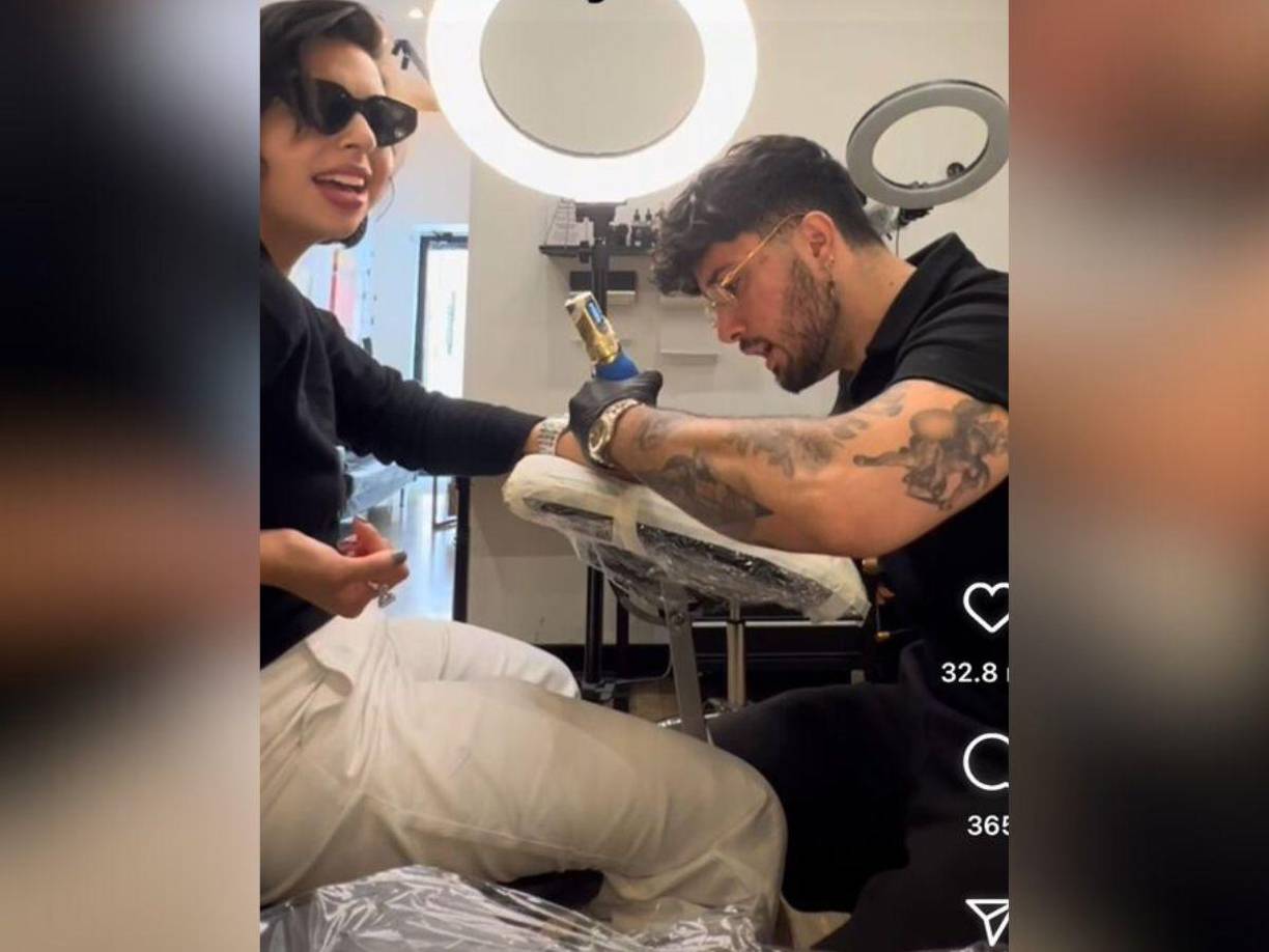 La noticia fue revelada por Alessandro Capozzi, el artista italiano que realizó el romántico tatuaje. En una entrevista, Capozzi detalló que Aguilar lo contactó a su llegada a Roma para que le diera una cita, pues quería hacerse un tatuaje.