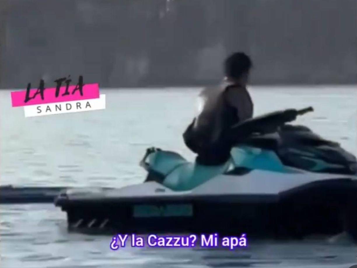 La joven continuó gritándole a distancia y el cantante respondió el saludo. Aunque ellos se alejaban en su embarcación, la mujer seguía hablando y en una ocasión le pregunta a Nodal: “¿Y la Cazzu, apá?” El cantante, sorprendido por la pregunta sobre su expareja y madre de su hija, agacha la cabeza y trata de distraerse para no caer en las provocaciones.