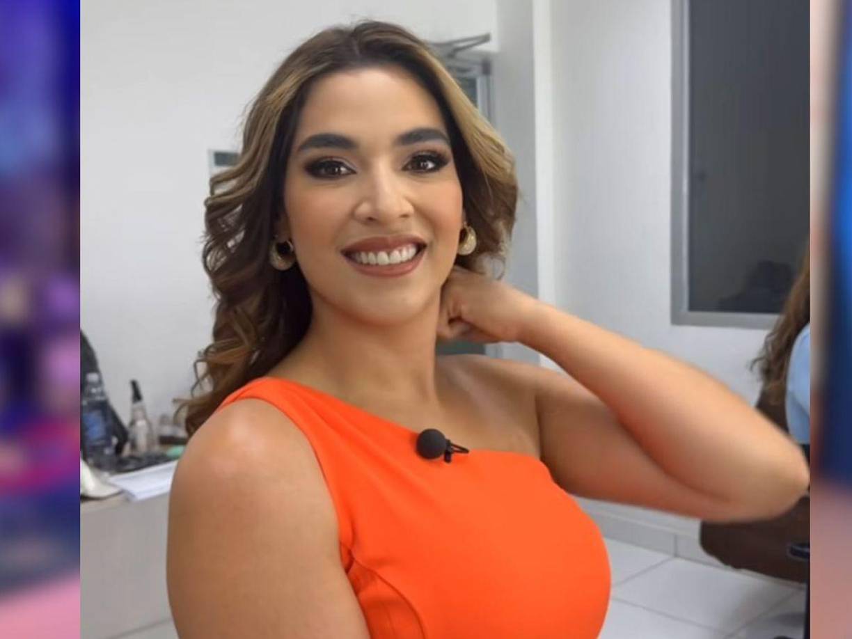 Este atuendo lo acompañó<b> </b>con su cabello suelto y peinado con ondas, asimismo un maquillaje sutil y que va de acorde a su vestuario. 