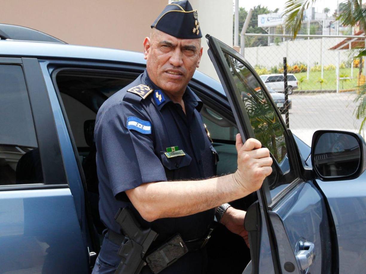 “A cambio de sobornos pagados con ganancias del narcotráfico, Bonilla ordenó a miembros de la Policía Nacional de Honduras, que estaban armados con ametralladoras, que dejaran pasar cargamentos de cocaína por los puestos de control policial sin ser inspeccionados ni incautados”, indica la acusación de la Fiscalía del Distrito Sur de Nueva York. 