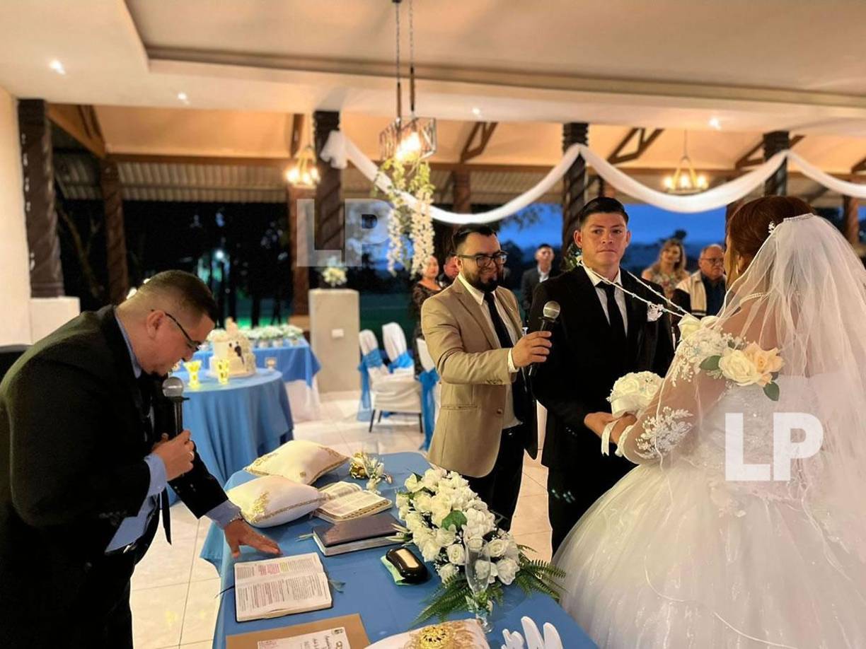 El momento de decir los votos del ‘Chelito’ Martínez a su amada esposa con quien ha formado una bonita familia.