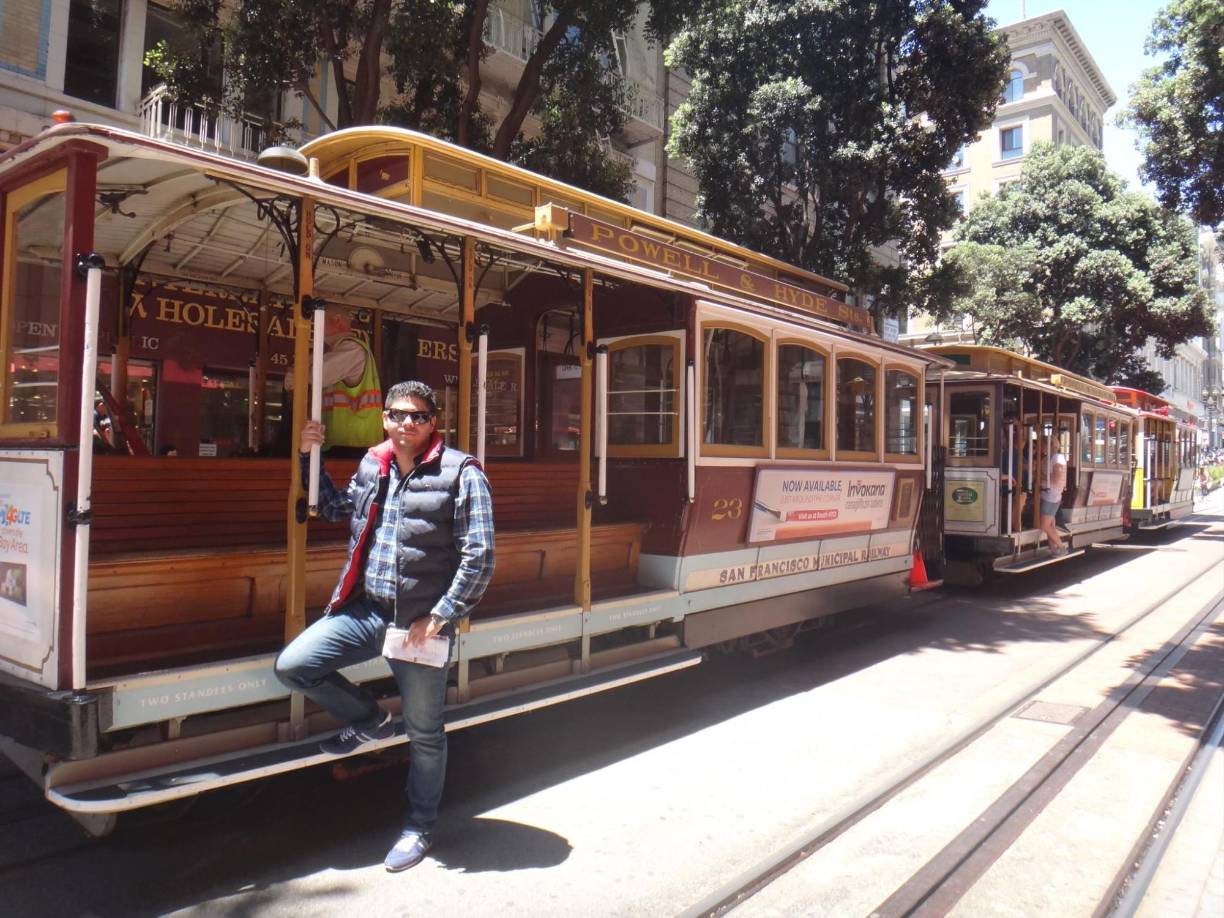 Durante ocho años, trabajó en el Hospital Emiro Quintero Cañizares, donde fue presentado oficialmente en marzo de 2016 como parte del equipo médico especializado.