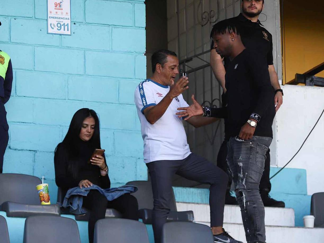 Dani Turcios estaba con su novia Scarleth Ordoñez cuando llegó el futbolista Kevin Álvarez. Se saludaron de forma amena. 