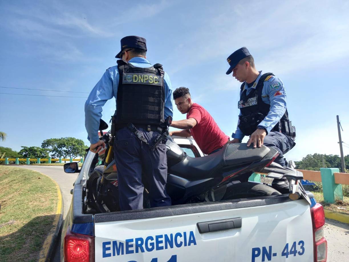 Fue llevado en la patrulla 443, pese a que andaba ebrio, el joven colaboró y las autoridades le explicaron sus derechos. “No te podemos dejar ir. Debés pensar en tu familia”, le dijo uno de los agentes.