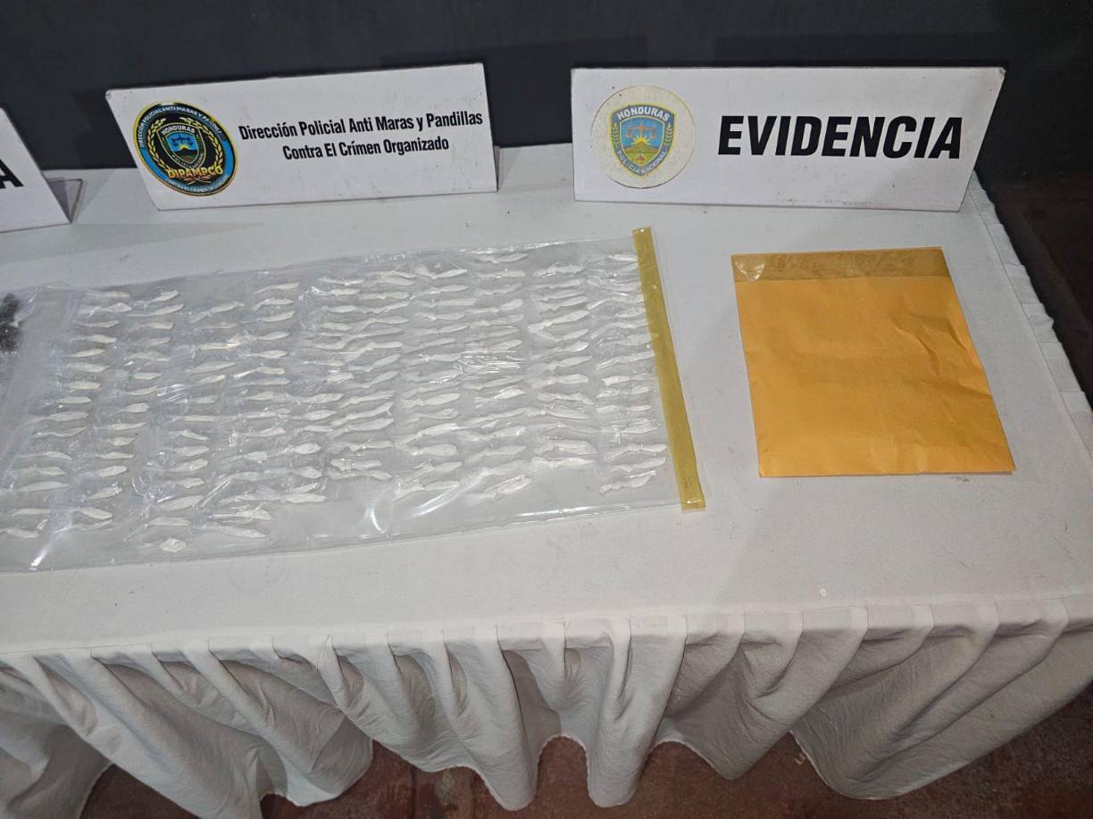 Asimismo, 10 bolsitas de hierba seca, supuesta marihuana, dinero en efectivo y un teléfono celular.